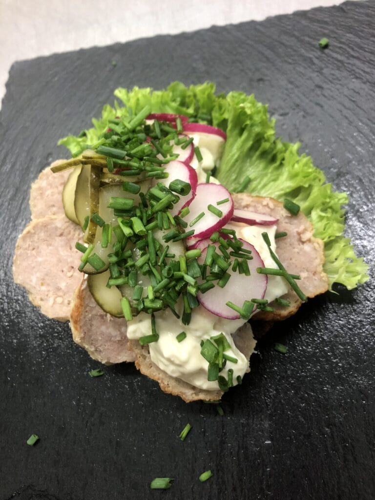 Frikadellemad med remoulade, radiser og purløg