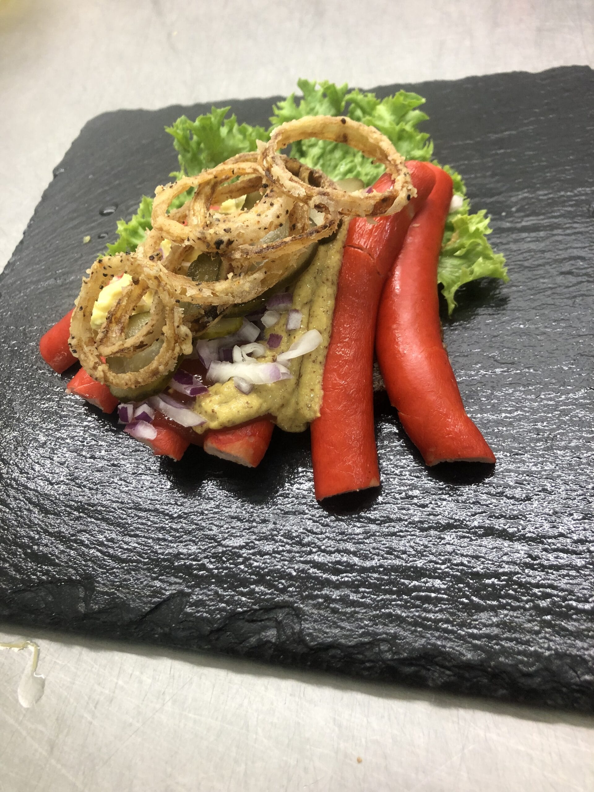 Røde pølser med sennep og sprøde løgringe