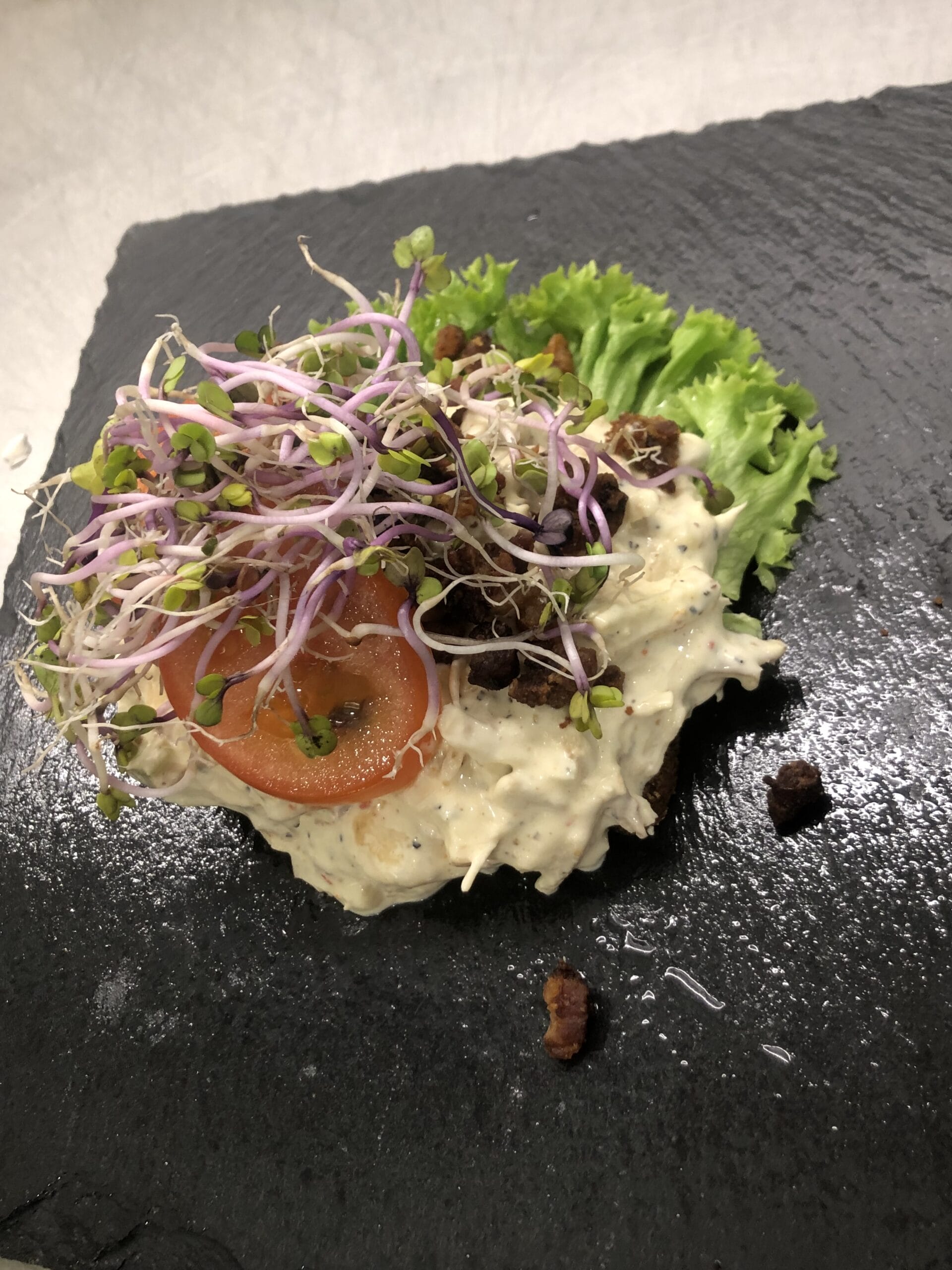 Smørrebrød med hønsesalat, tomat og karse på skiferplade