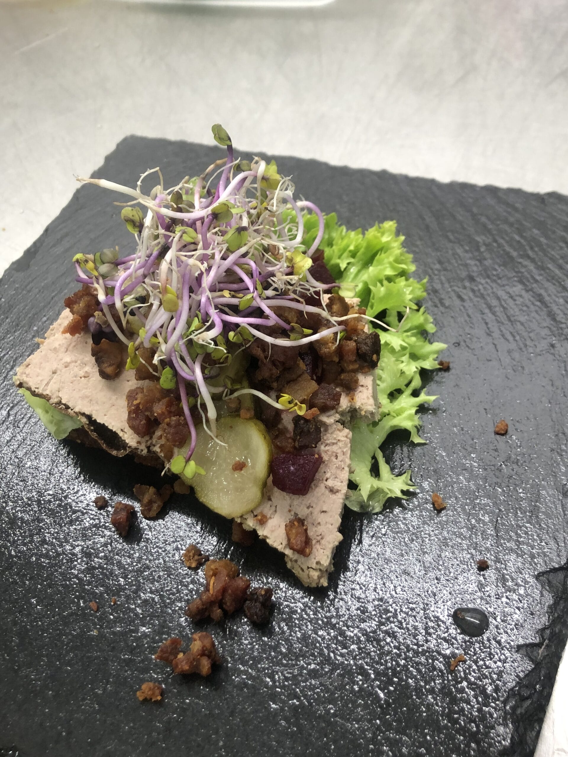 Smørrebrød med leverpostej, bacon og spirer