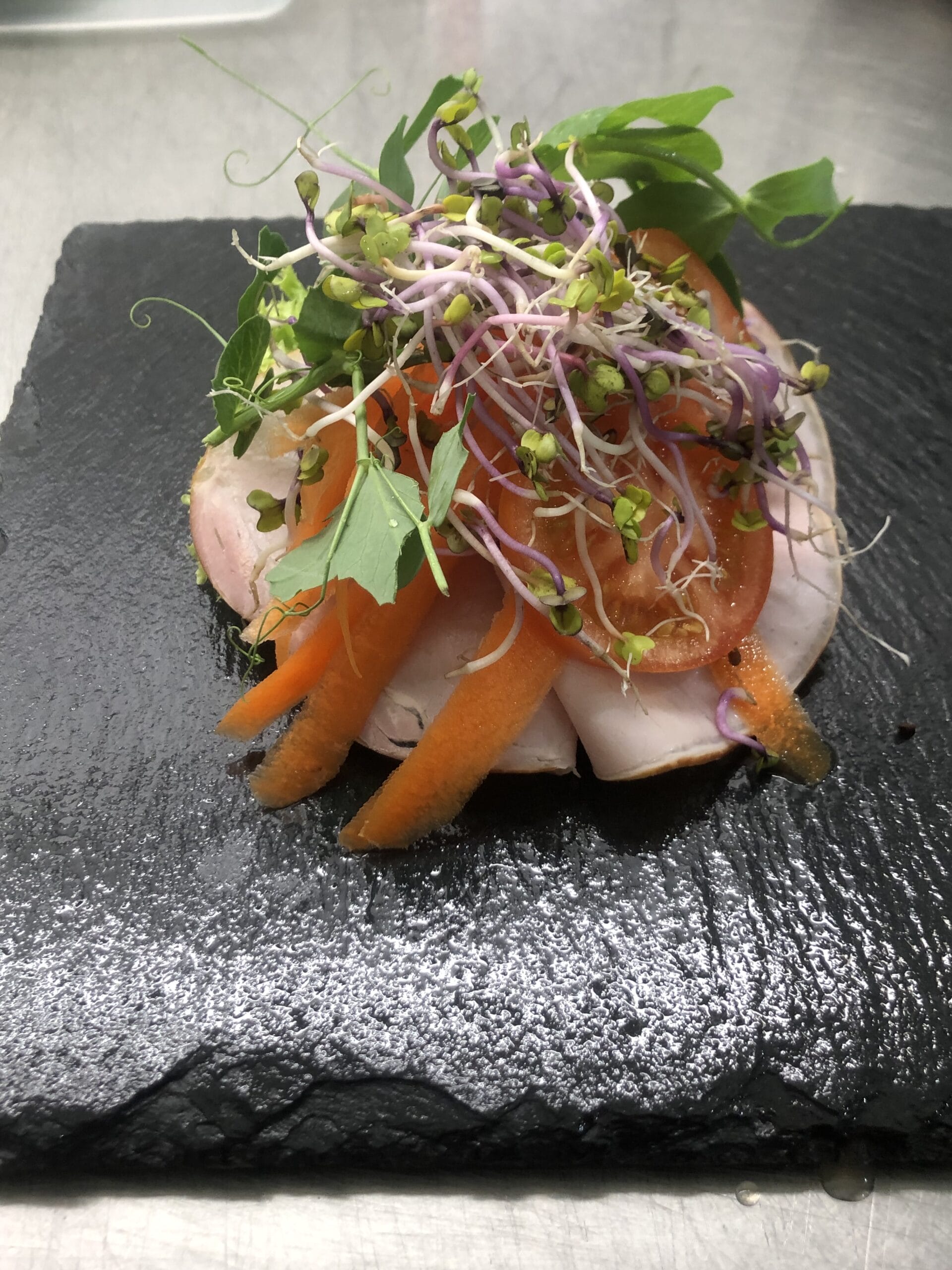 Sund sandwich med grøntsager og spirer på skiferplade